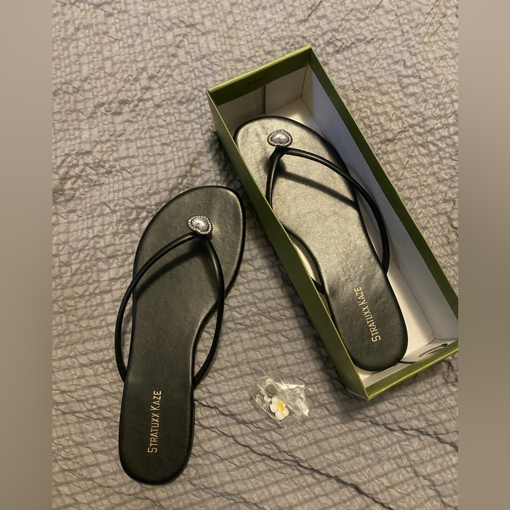 Black flip flops with changeable gem